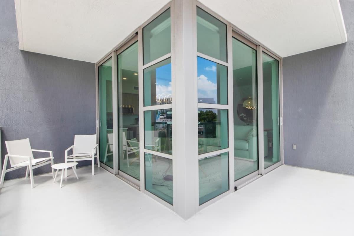 Modern 2-bedroom 2-bathroom Pool Parking Apartamento