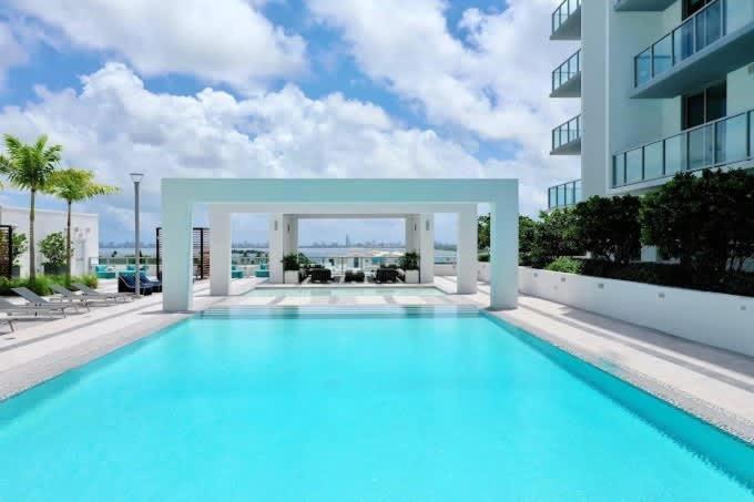 Modern 2-bedroom 2-bathroom Pool Parking Apartamento *