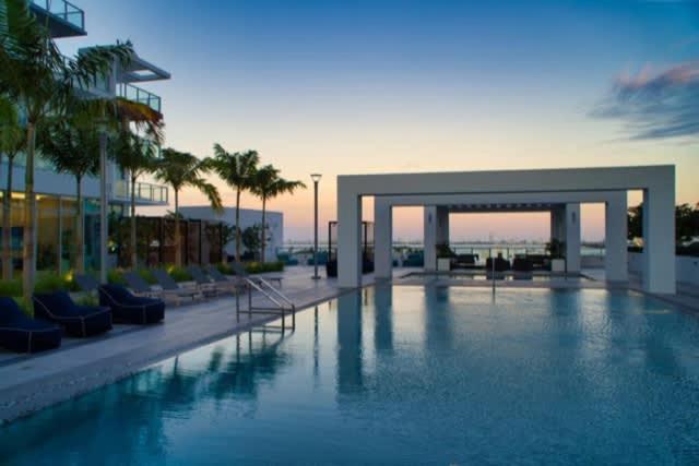 Modern 2-bedroom 2-bathroom Pool Parking Apartamento